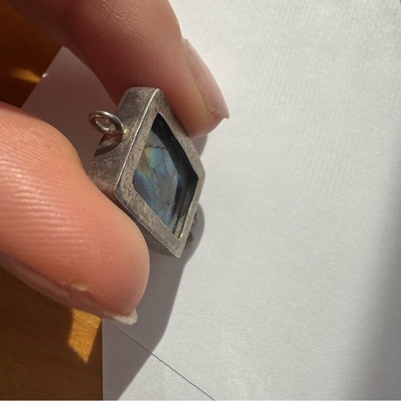 Labradorite Silver Pendant – Vintage-Inspired Handmade Gemstone - Picture 6 of 7